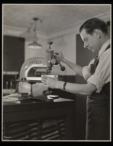 Werken aan type bij Unz und Co., 24 Beaver Street, New York, 1932